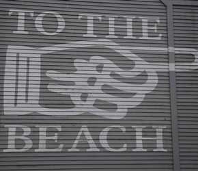 To the beach sign in Lincoln City