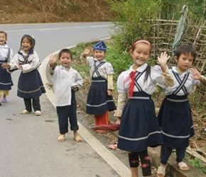 1.9 12 School children waving