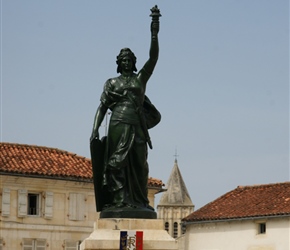 20.08.2012-CTC-Chateau---Jonzac-(21)-Libertie-statue-at-Jonzac.jpg