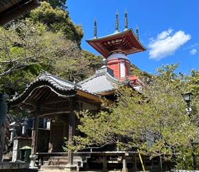 On 3 levels, Yakuōji Temple looked over the town