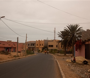 Through the smal community of Zaouit Aglou. The tarmac was smooth